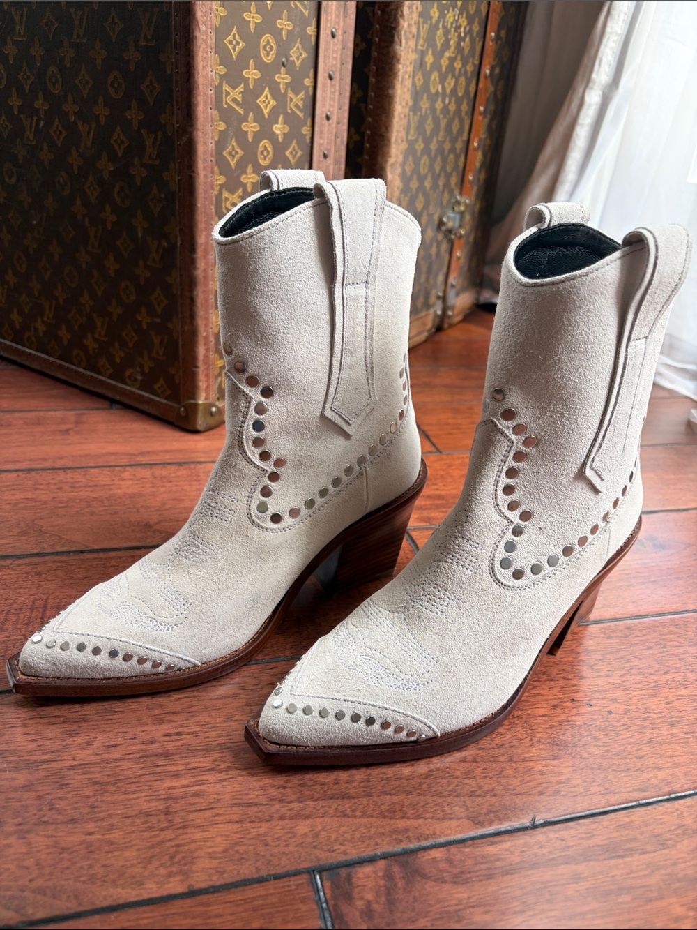 Zadig & Voltaire Women’s Cream Suede Western Ankle Boots with Pointed Toe NWT